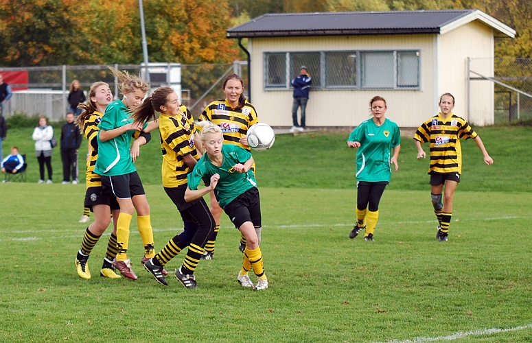 2010_1003_24.JPG - En höjdboll som tar i ryggen på Södraspelaren och går till målvakten